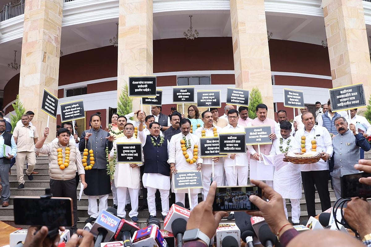 महाराष्ट्र: विपक्ष का विधानसभा के बाहर सरकार के खिलाफ विरोध प्रदर्शन, किसानों के लिए मुआवजे की मांग