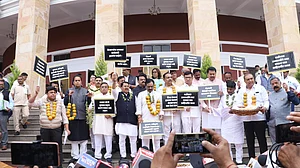 महाराष्ट्र: विपक्ष का विधानसभा के बाहर सरकार के खिलाफ विरोध प्रदर्शन, किसानों के लिए मुआवजे की मांग