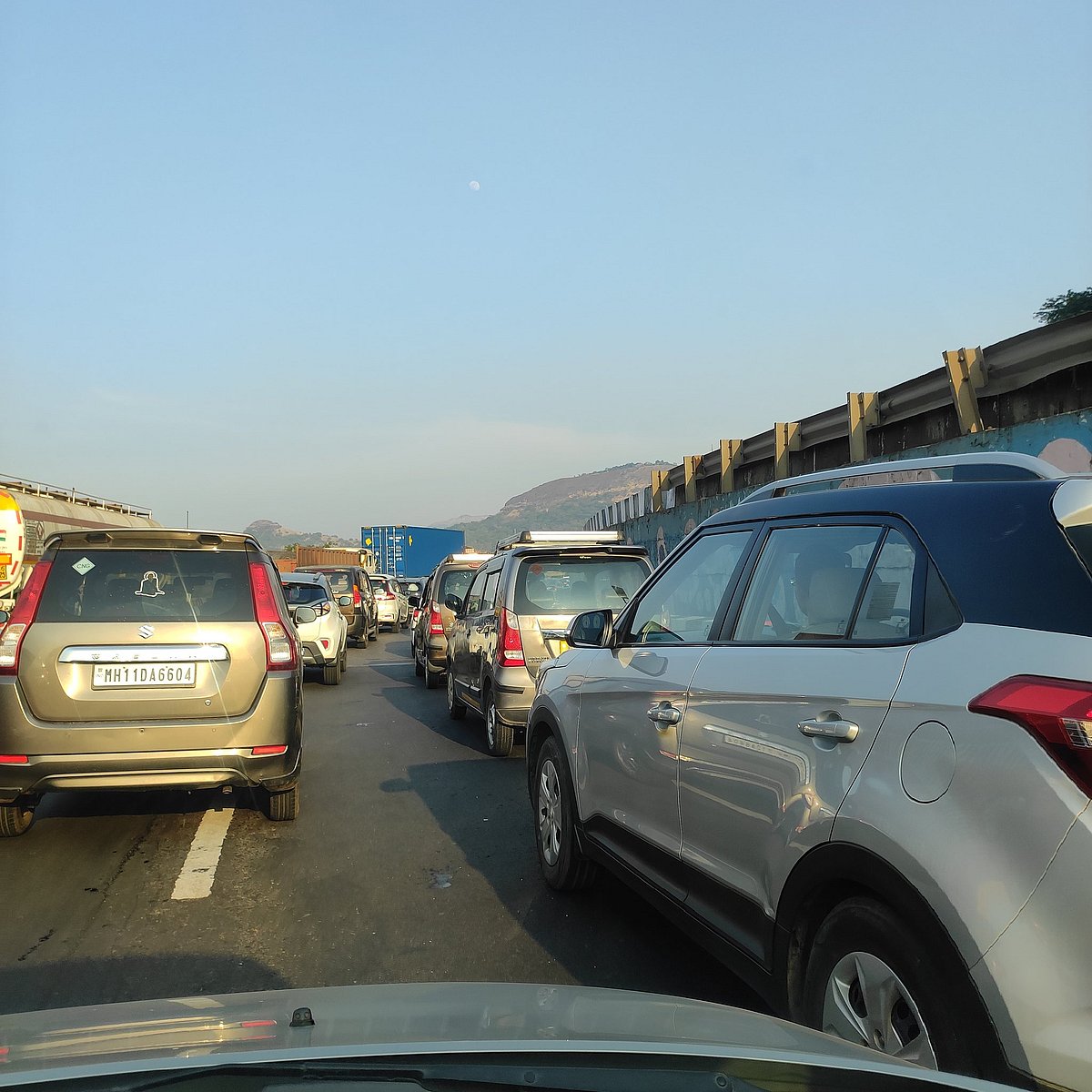 क्रिसमस और नए साल से पहले सड़कों पर जनसैलाब, मुंबई-पुणे एक्सप्रेसवे पर कई KM तक  ट्रैफिक जाम, जश्न में पड़ेगी खलल