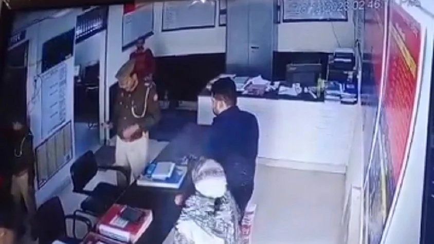 थाने में दारोगा की पिस्टल से चली गोली, सामने खड़ी महिला के सिर में लगी, हालत गंभीर