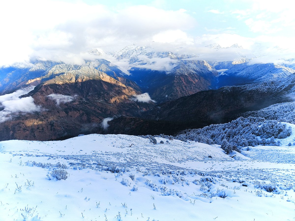 उत्तराखंड: पहाड़ों पर जम कर हुई बर्फबारी, ऊपरी इलाकों में माइनस 8 डिग्री तक पहुंचा तापमान