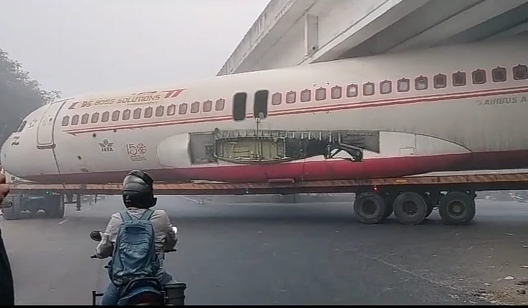 बिहार के मोतिहारी में ओवरब्रिज के नीचे फंसा 'हवाई जहाज', मची अफरा तफरी, सेल्फी लेने वालों की लगी भीड़