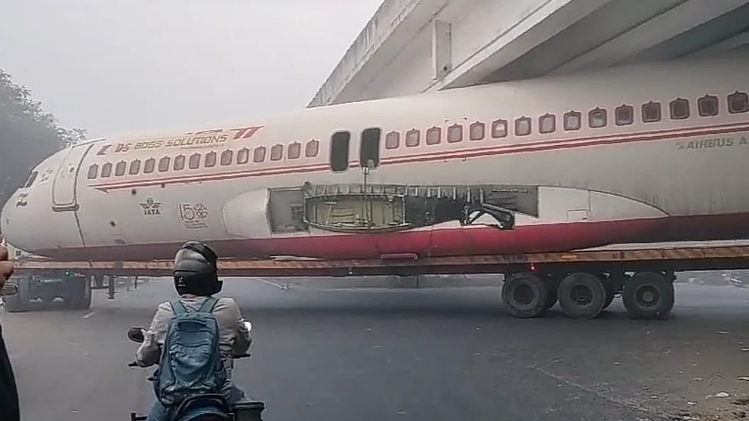 बिहार के मोतिहारी में ओवरब्रिज के नीचे फंसा 'हवाई जहाज', मची अफरा तफरी