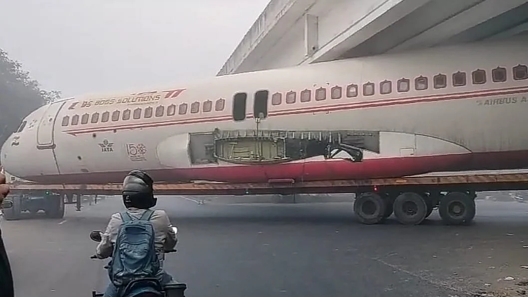 बिहार के मोतिहारी में ओवरब्रिज के नीचे फंसा 'हवाई जहाज', मची अफरा तफरी