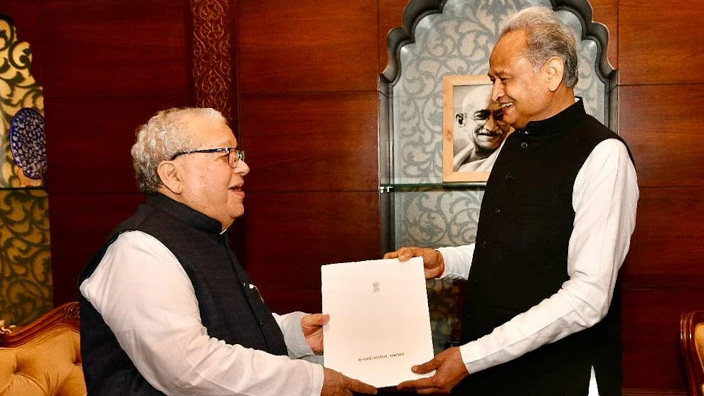 अशोक गहलोत ने मुख्यमंत्री पद से दिया इस्तीफा, राज्यपाल ने किया मंजूर