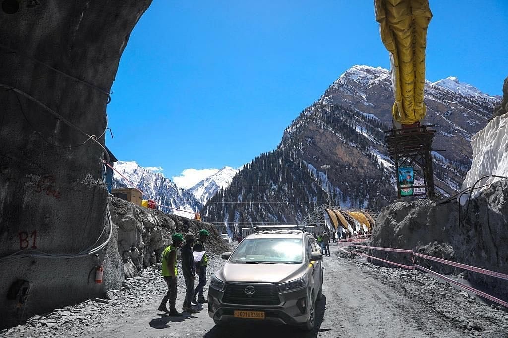 जोजिला दर्रे पर दो दिन में दूसरा बड़ा हादसा, वाहन के खाई में गिरने से 5 लोगों की दर्दनाक मौत