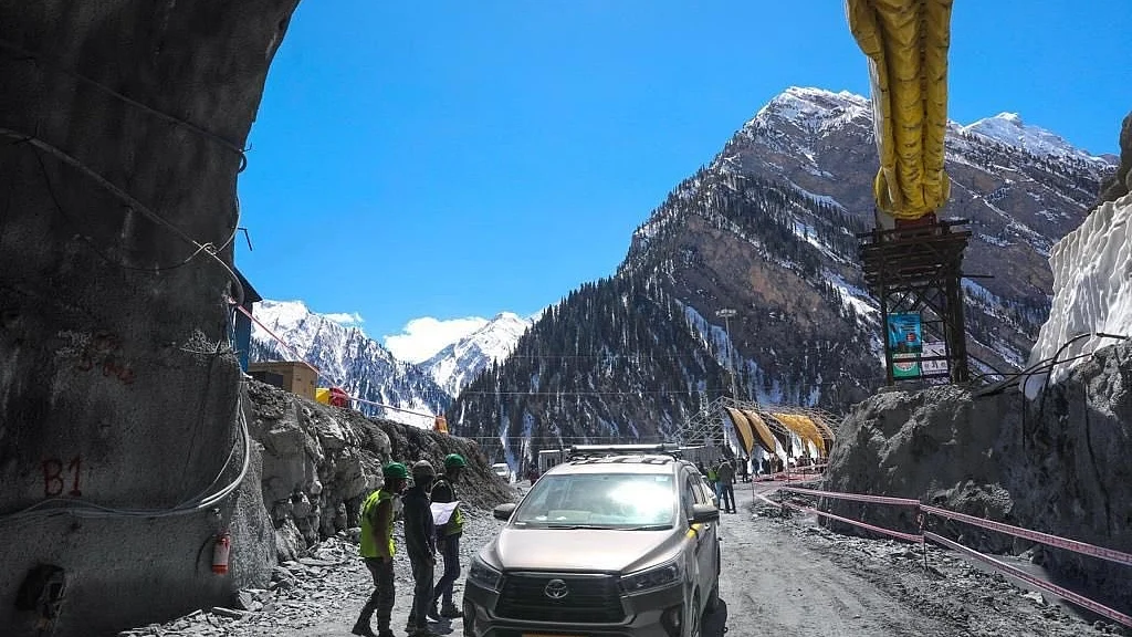 जोजिला दर्रे पर दो दिन में दूसरा बड़ा हादसा, वाहन के खाई में गिरने से 5 लोगों की दर्दनाक मौत