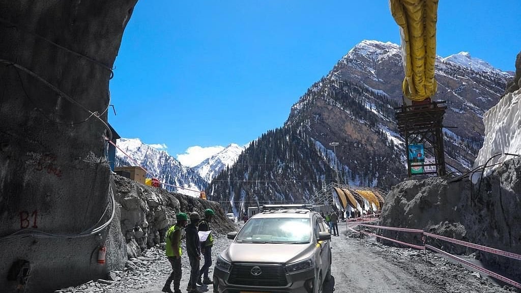 जोजिला दर्रे पर दो दिन में दूसरा बड़ा हादसा, वाहन के खाई में गिरने से 5 लोगों की दर्दनाक मौत