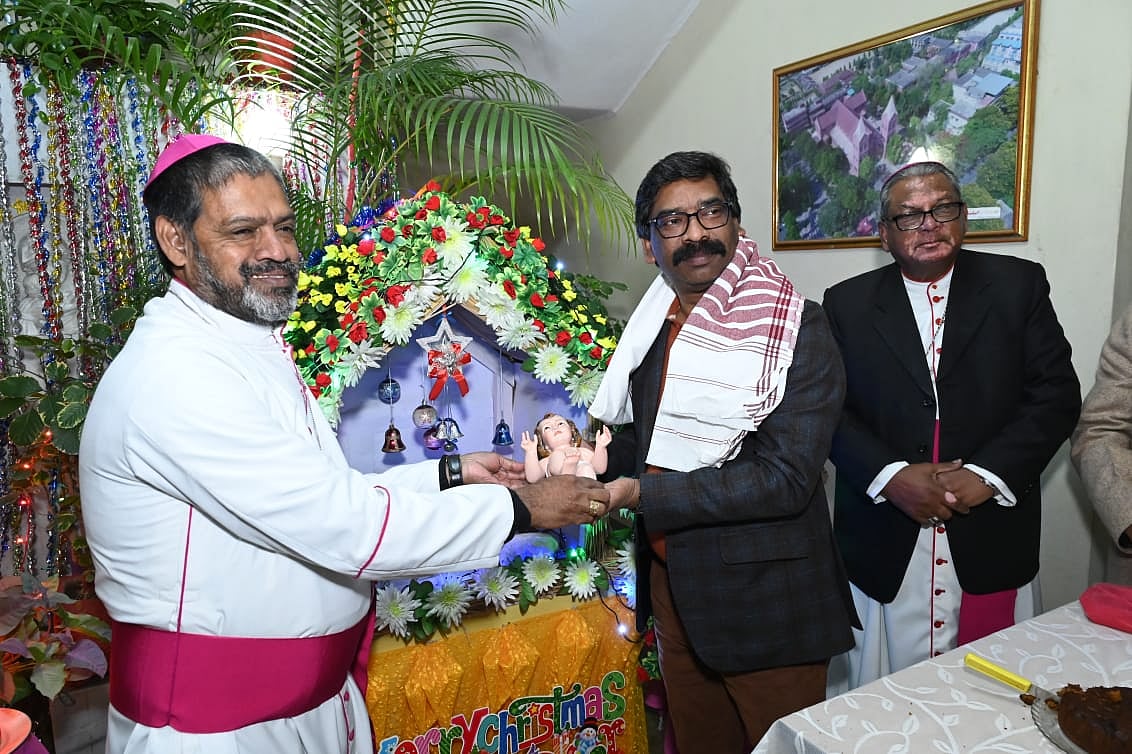 झारखंड: हेमंत सोरेन ने आर्च बिशप हाउस में बालक प्रभु यीशु के दर्शन किए, क्रिसमस की बधाई दी
