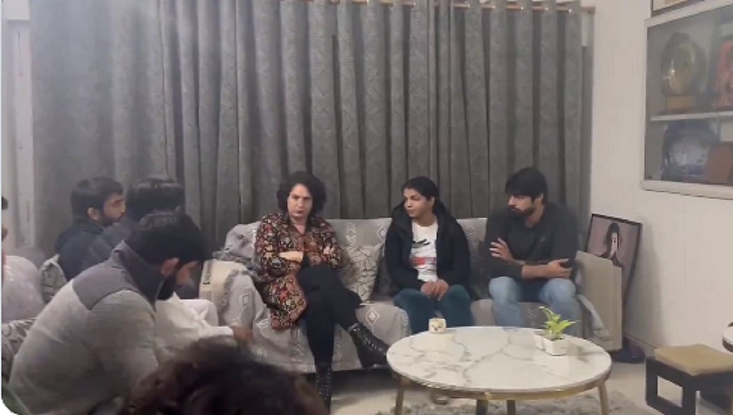 प्रियंका गांधी ने पहलवान साक्षी मलिक और बजरंग पुनिया से की मुलाकात, लड़ाई में साथ देने का दिया भरोसा