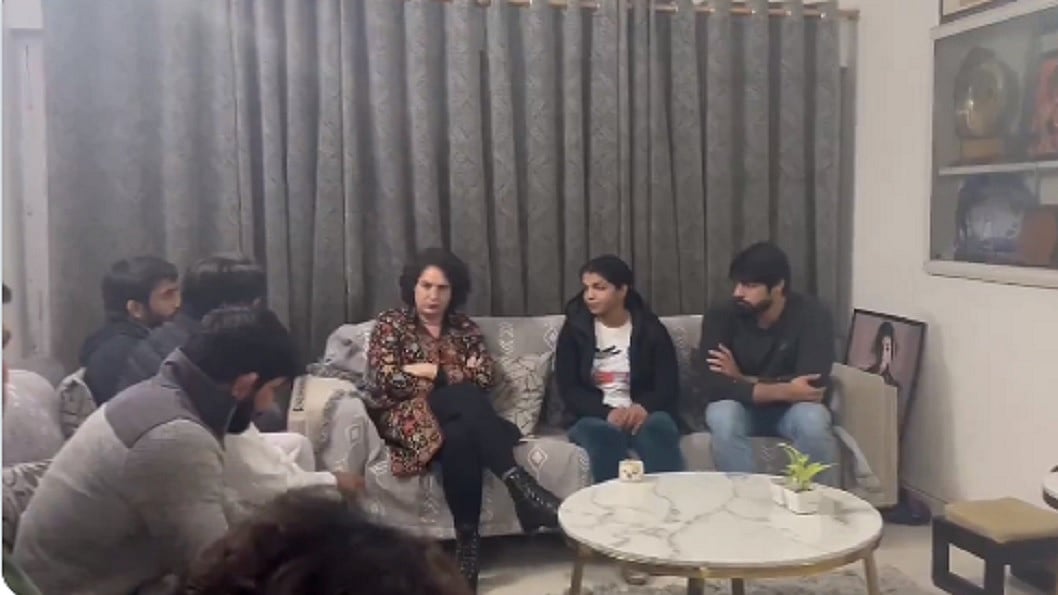 प्रियंका गांधी ने पहलवान साक्षी मलिक और बजरंग पुनिया से की मुलाकात