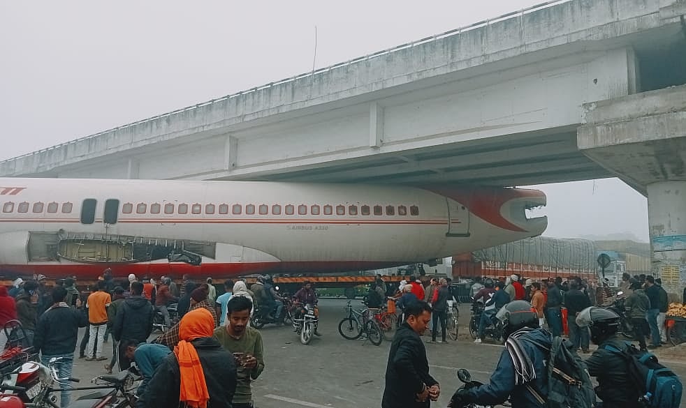 बिहार के मोतिहारी में ओवरब्रिज के नीचे फंसा 'हवाई जहाज', मची अफरा तफरी