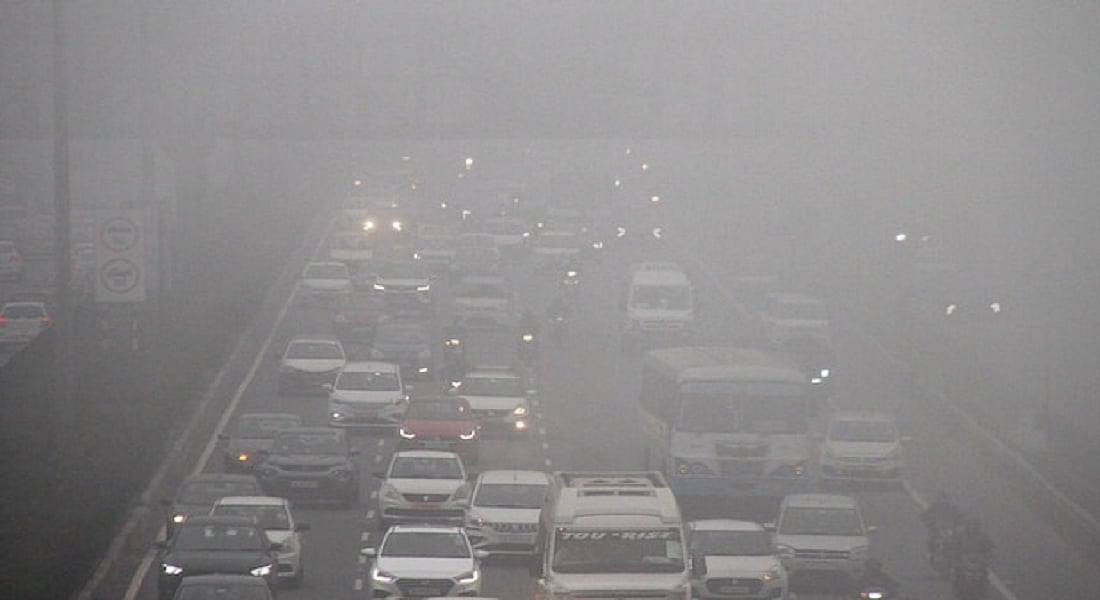 दिल्ली-NCR में घने कोहरे की मार जारी, सड़कों पर गाड़ियों की धीमी पड़ी रफ्तार, ट्रेनें-उड़ानें बुरी तरह प्रभावित