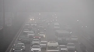 दिल्ली-NCR में घने कोहरे की मार जारी, सड़कों पर गाड़ियों की धीमी पड़ी रफ्तार, ट्रेनें-उड़ानें बुरी तरह प्रभावित