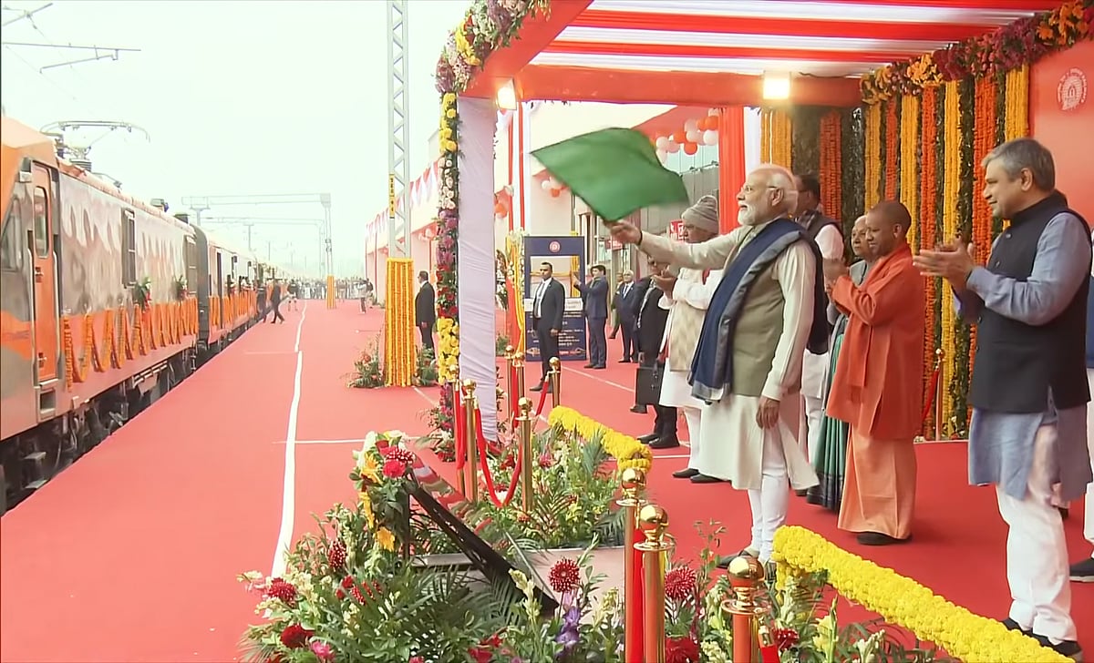 PM ने हरी झंडी दिखाकर 6 वंदे भारत और 2 अमृत भारत ट्रेन का किया उद्घाटन