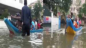 चक्रवात मिचौंग से तबाही! अब तक 8 की मौत, मूसलाधार बारिश, चेन्नई की सड़कों पर चल रही नाव, देखें वीडियो