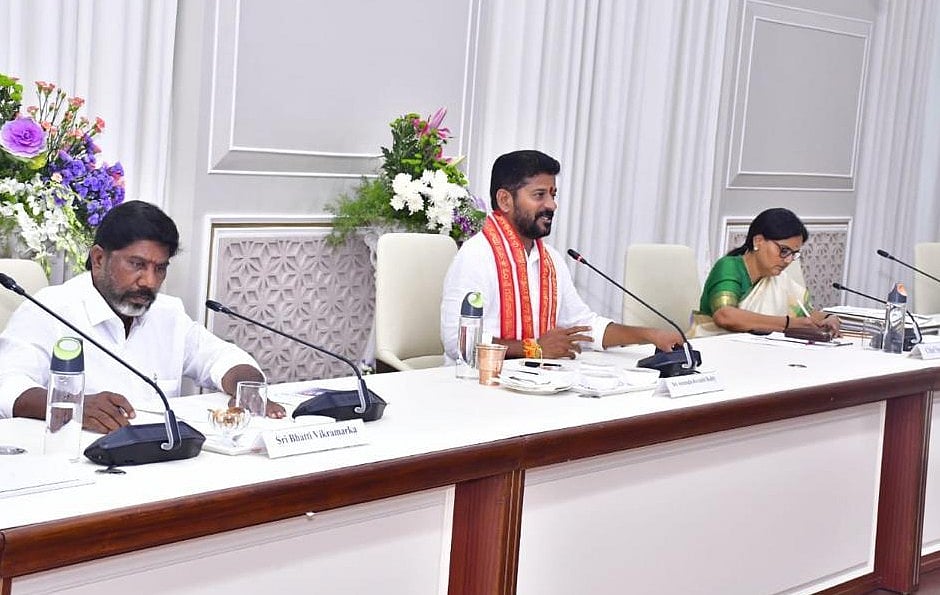 तेलंगानाः रेवंत रेड्डी ने मुख्यमंत्री का पदभार संभाला, सचिवालय में मंत्रियों के साथ की पहली कैबिनेट बैठक