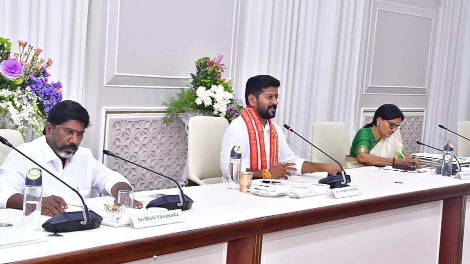 रेवंत रेड्डी ने तेलंगाना के मुख्यमंत्री का पदभार संभाला, पहली कैबिनेट बैठक की