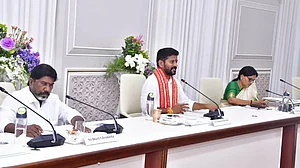तेलंगानाः रेवंत रेड्डी ने मुख्यमंत्री का पदभार संभाला, सचिवालय में मंत्रियों के साथ की पहली कैबिनेट बैठक