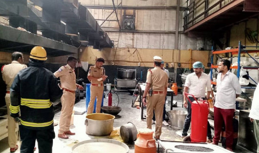 हैदराबाद की मशहूर कराची बेकरी में सिलेंडर विस्फोट, 15 कर्मचारी घायल, सीएम रेवंत रेड्डी ने मदद का दिया निर्देश