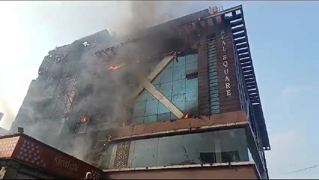 गाजियाबाद के कमर्शियल प्लाजा में लगी भीषण आग, अंदर चल रही थी पार्टी, फायर विभाग ने आग पर पाया काबू