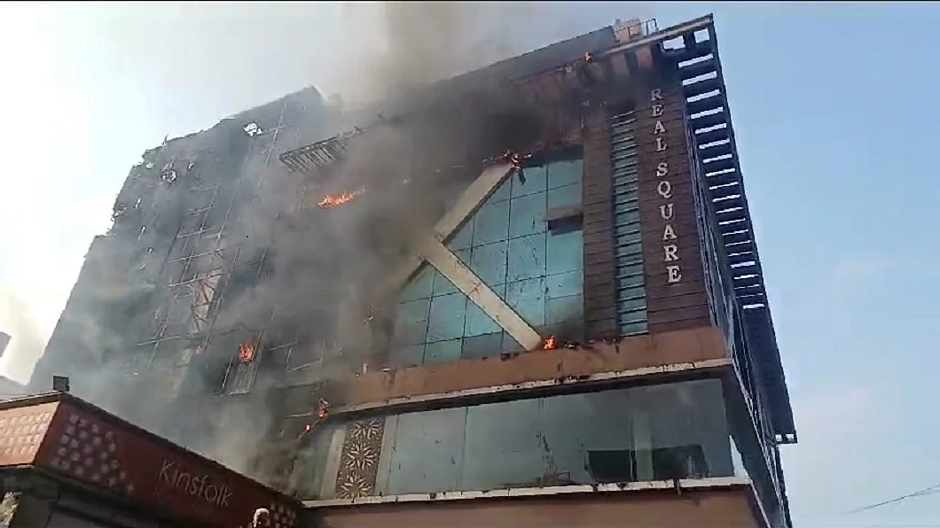 गाजियाबाद के कमर्शियल प्लाजा में लगी भीषण आग, अंदर चल रही थी पार्टी, फायर विभाग ने आग पर पाया काबू