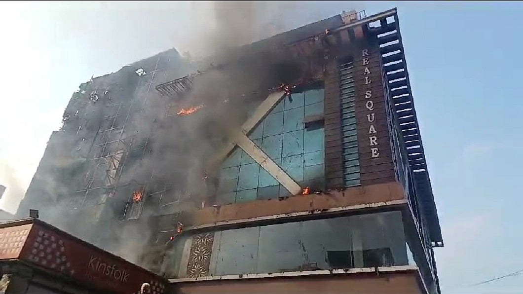 गाजियाबाद के कमर्शियल प्लाजा में लगी भीषण आग, अंदर चल रही थी पार्टी, फायर विभाग ने आग पर पाया काबू