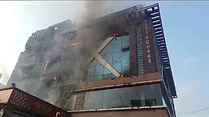 गाजियाबाद के कमर्शियल प्लाजा में लगी भीषण आग, अंदर चल रही थी पार्टी, फायर विभाग ने आग पर पाया काबू