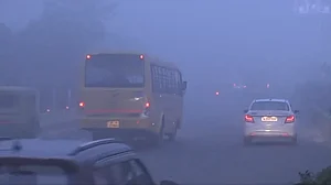 दिल्ली-NCR घने कोहरे की चादर में लिपटा, विजिबिलिटी जीरो, IMD ने जारी किया येलो अलर्ट