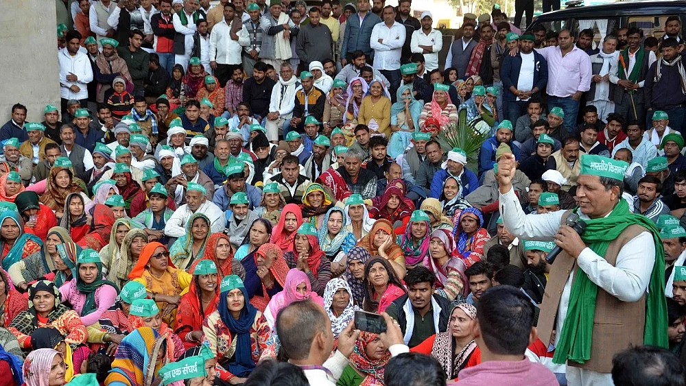 किसानों की महापंचायत में फैसला, 2 जनवरी को नोएडा प्राधिकरण और 5 जनवरी को एनटीपीसी की तालाबंदी