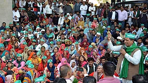 किसानों की महापंचायत में फैसला, 2 जनवरी को नोएडा प्राधिकरण और 5 जनवरी को एनटीपीसी की तालाबंदी करेंगे