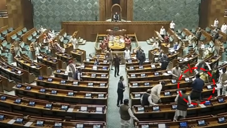 संसद में मौजूद सांसदों ने बताई आंखों देखी