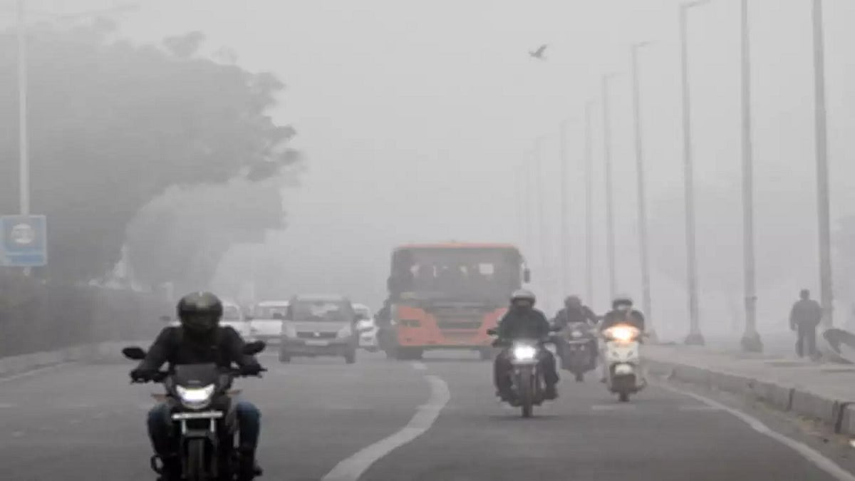 दिल्ली-NCR समेत पूरे उत्तर भारत में कड़ाके की सर्दी के बीच कोहरे की मार, जनजीवन प्रभावित, ट्रेनों और उड़ानों में देरी