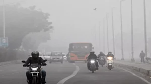 दिल्ली-NCR समेत पूरे उत्तर भारत में कड़ाके की सर्दी के बीच कोहरे की मार, जनजीवन प्रभावित, ट्रेनों और उड़ानों में देरी