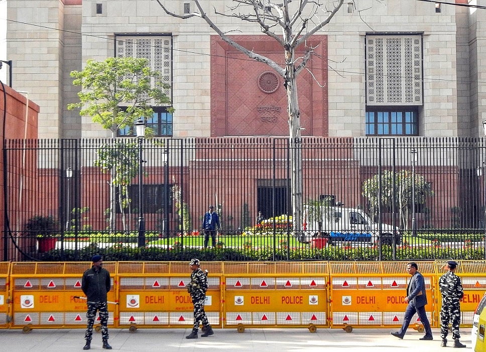 सेंध का असर! दिल्ली पुलिस से छिन सकती है संसद की सुरक्षा, CISF को मिल सकती है जिम्मेदारी