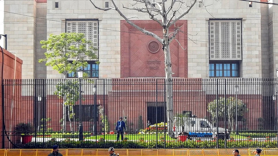 दिल्ली पुलिस से छिन सकती है संसद की सुरक्षा, CISF को मिल सकती है जिम्मेदारी