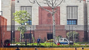 सेंध का असर! दिल्ली पुलिस से छिन सकती है संसद की सुरक्षा, CISF को मिल सकती है जिम्मेदारी