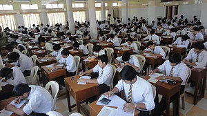 CBSE की 10वीं और 12वीं की बोर्ड परीक्षाएं 17 फरवरी से, जानें कितने बजे तक पहुंचे और क्या नहीं ले जा सकते साथ