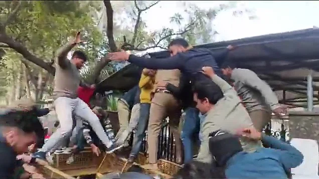 नोएडा प्राधिकरण के गेट पर किसानों ने जड़ा ताला, मांगें माने जाने तक धरने पर बैठे