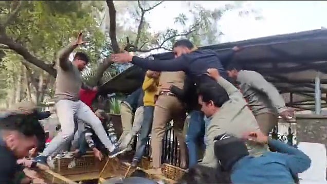 नोएडा प्राधिकरण के गेट पर किसानों ने जड़ा ताला, मांगें माने जाने तक धरने पर बैठे