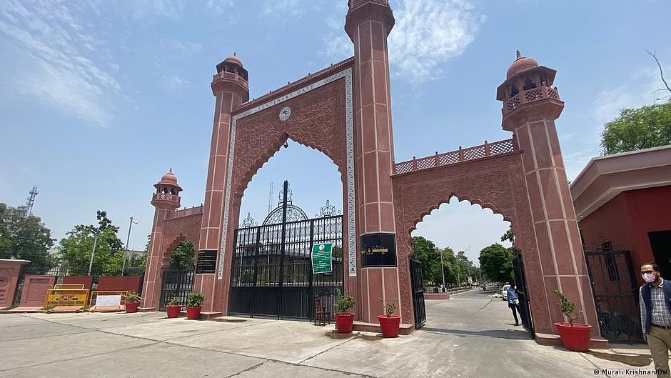 एएमयू के अल्पसंख्यक दर्जे पर क्यों छिड़ा है विवाद?, कई दशकों से कानूनी विवाद में है फंसा मुद्दा