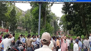 बकाया वेतन की मांग को लेकर बेमियादी हड़ताल पर HEC के अफसर-कर्मी, तीनों प्लांट हुआ ठप