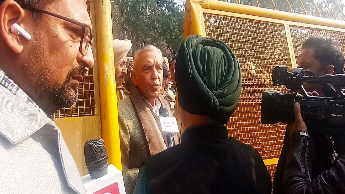 चंडीगढ़ नगर निगम के बाहर रोके गए पवन बंसल बीजेपी की साजिश की जानकारी देते हुए
