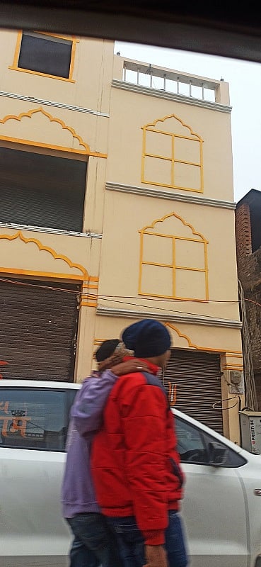 लोगों ने दुकानों और घरों पर बनाए प्रतीक चिन्ह