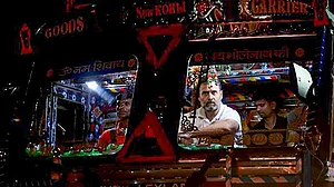 हड़ताली ट्रक ड्राइवर्स के समर्थन में आए राहुल गांधी, बिना चर्चा कानून बनाने पर मोदी सरकार पर बोला हमला