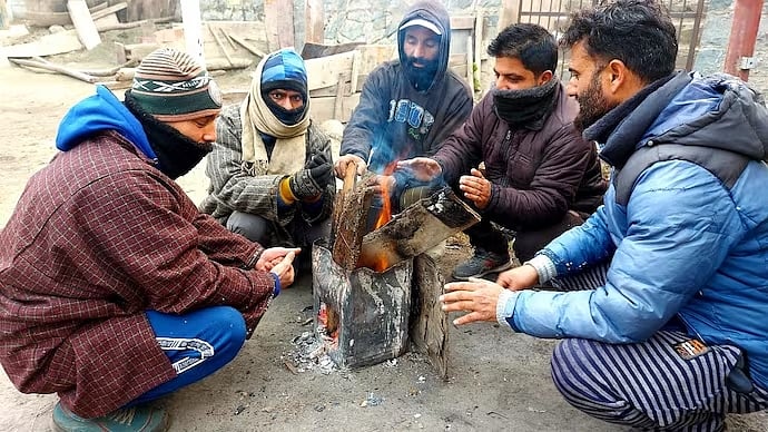 दिल्ली में मौसम का क्रूर मिजाज, ठंड से ठिठुर रहे लोग, हवा की गुणवत्ता भी 'बहुत खराब'   