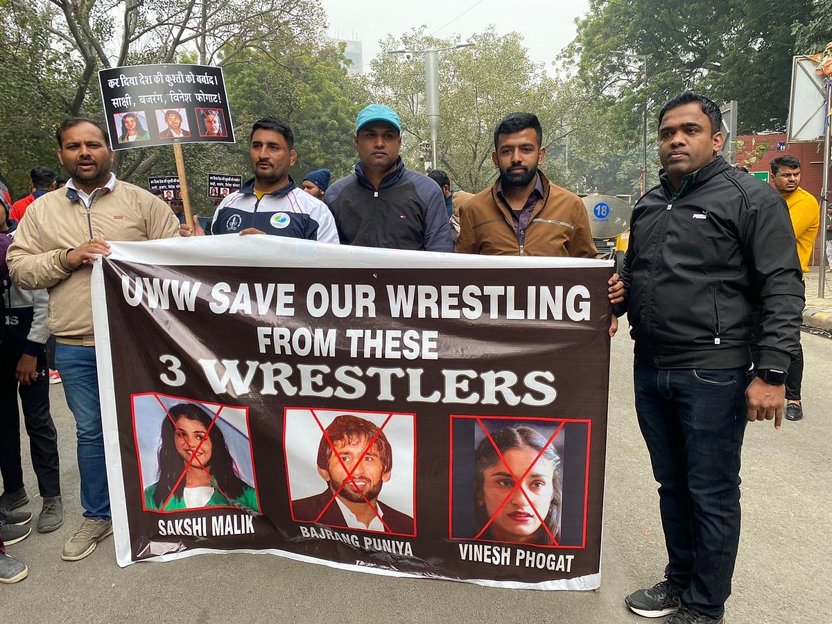 जंतर-मंतर पर युवा पहलवानों का बजरंग, साक्षी और विनेश के खिलाफ विरोध प्रदर्शन