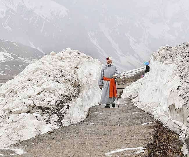 विष्णु नागर का व्यंग्य: महामानव के आगे किसी की हैसियत नहीं, सांसद, मंत्री, पत्रकार सबको दिखाई जा रही औकात!