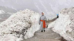 विष्णु नागर का व्यंग्य: महामानव के आगे किसी की हैसियत नहीं, सांसद, मंत्री, पत्रकार सबको दिखाई जा रही औकात!