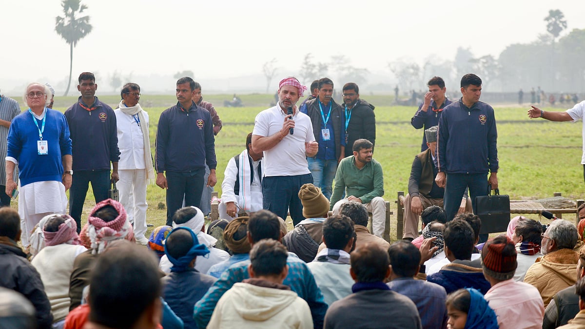 राहुल गांधी ने पूर्णिया के सिकंदरपुर पंचायत स्थित शीशाबाड़ी में किसानों के साथ चौपाल की।